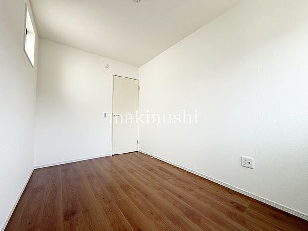 洋室ホワイト系の床色と白いクロスで室内が明るく広く感じられますね。