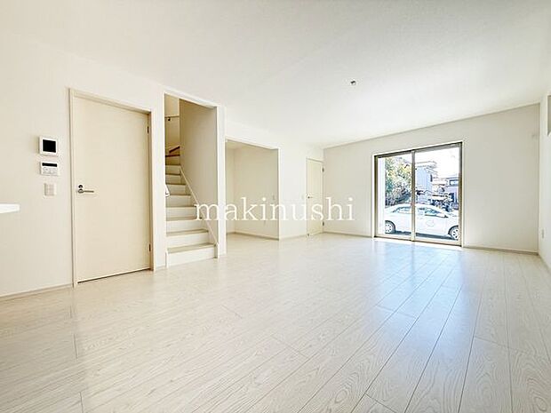 リビング陽光でリビングは陽だまりの暖かさ、爽やかな風も満喫できる心地よい空間です。