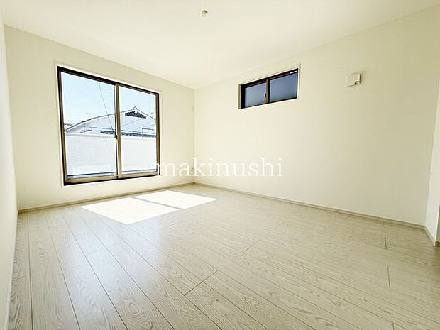 寝室バルコニーに面した明るいお部屋です