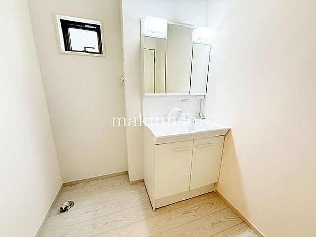 洗面3面鏡の洗面化粧台、収納豊富なので歯磨きセットや洗顔料などもスッキリ収納できます。