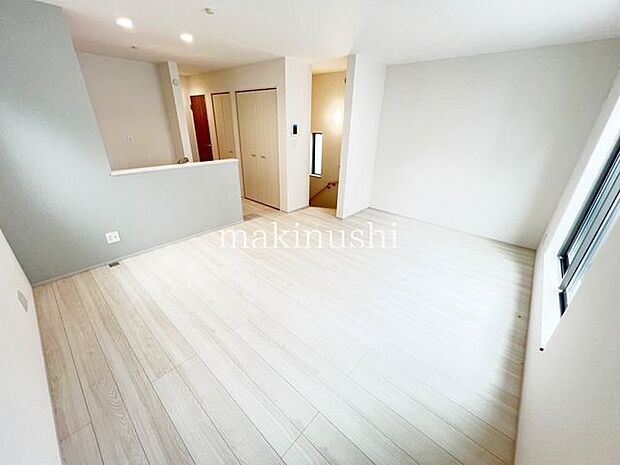 1号棟・陽光でリビングは陽だまりの暖かさ、爽やかな風も満喫できる心地よい空間です。