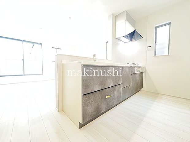 1号棟・新しいお料理にチャレンジしたくなるピカピカのシステムキッチン、機能性と収納力のあるキッチンなら調理も快適にできます。