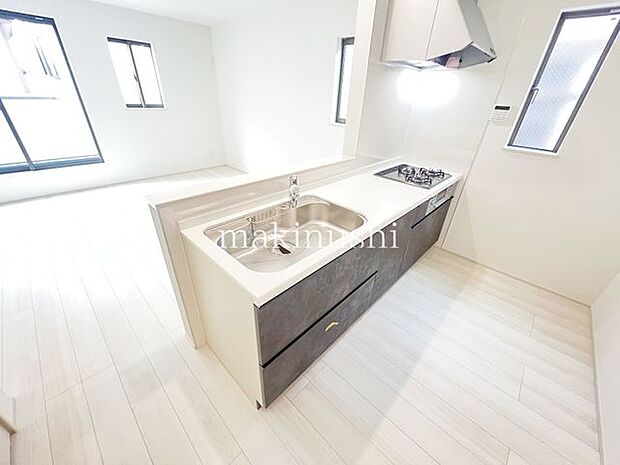 1号棟・対面式キッチンなのでリビングにいるご家族とコミュニケーションを取りながら洗い物や、お料理が楽しめそうですね。