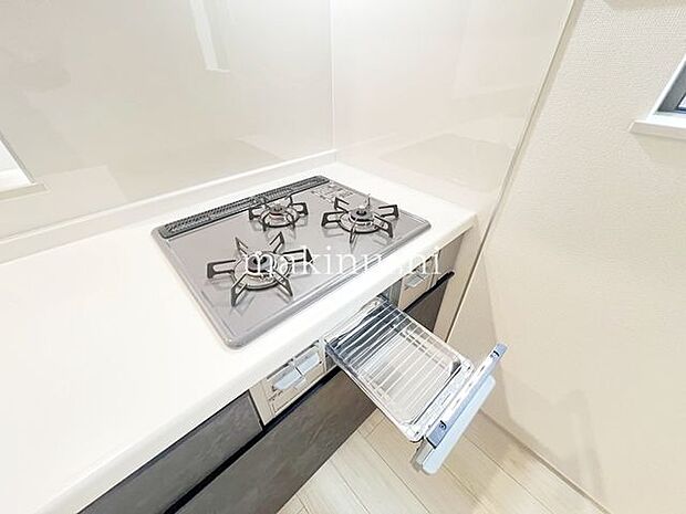 1号棟・煮込みや炒め物等、異なる調理を同時進行できる三口コンロ。手早くお料理して時間を節約したい方に必須の設備です。