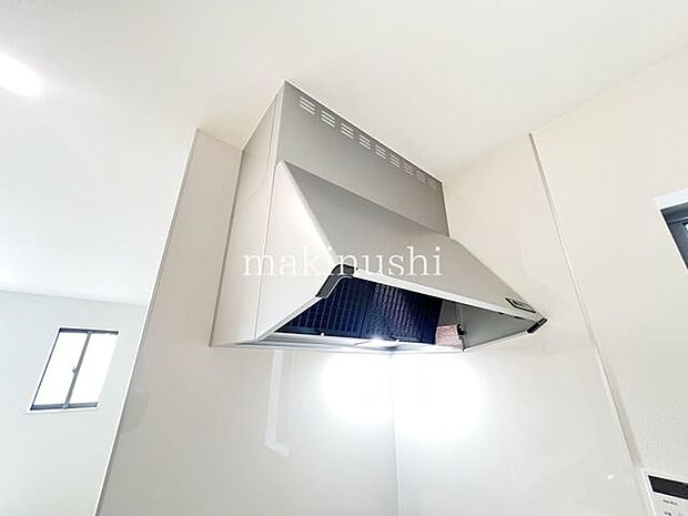 1号棟・静かなシロッコファン搭載キッチンです。煙をしっかり集めて強力な換気。お掃除も楽で嬉しいですね。
