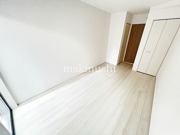 1号棟・両面から光を取り込むことが出来る洋室です。ご夫婦の寝室にいいかがでしょうか?