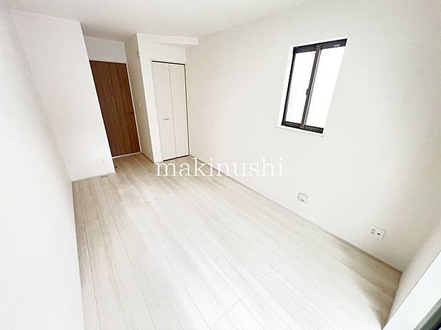 1号棟1号棟・クローゼット付きの洋室、お気に入りの洋服を畳まず収納できます、収納ボックスなどを配置して使えば、多様な使い方が出来、収納の幅が広がります。