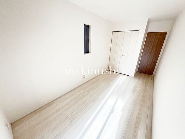 1号棟洋室二面採光で明るいです。