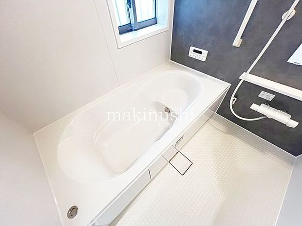 1号棟・光が差し込む明るいバスルーム、換気ができ、カビ対策にもなりますね。