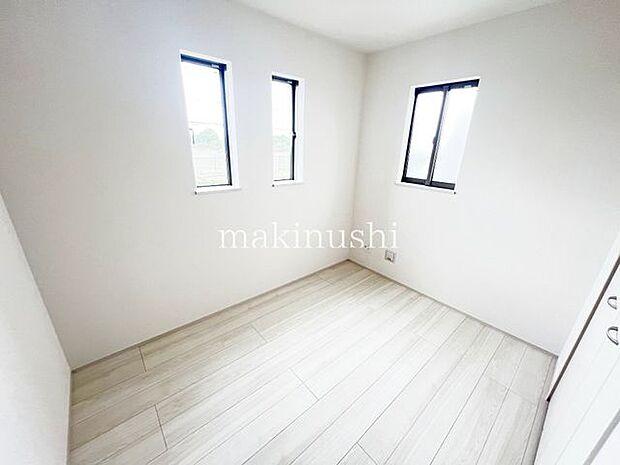 1号棟・2面採光を確保した明るい室内は、風通しも良く、大変居心地の良い空間となっております。