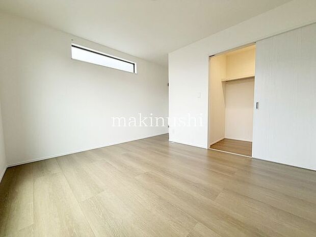 寝室明るい洋室です。寝室にもお子様のお部屋にもご利用頂けます。