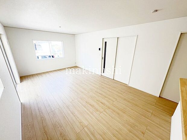 リビング窓が大きく明るいリビングです。ソファーやテレビ台が設置しやすいリビングです。対面システムキッチンなのでお料理する方とお話がしやすいです。