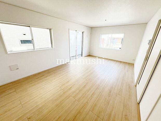 ・忙しい朝も家族が揃って食事をして頂けるダイニングスペース。美味しいお料理と家族の会話が楽しめます。