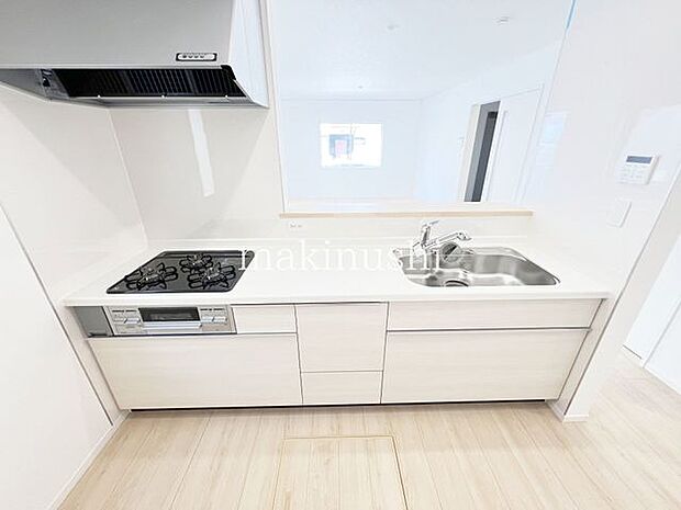 ・リビングダイニングが見渡せるフラットキッチン。食器洗い乾燥機付きで家事をサポートしてくれます。