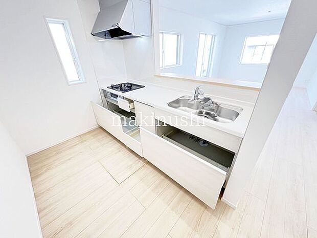 ・収納が豊富なシステムキッチンは調理道具をサッと取り出せて便利です。引き出し式であれば奥までしっかり使えます。