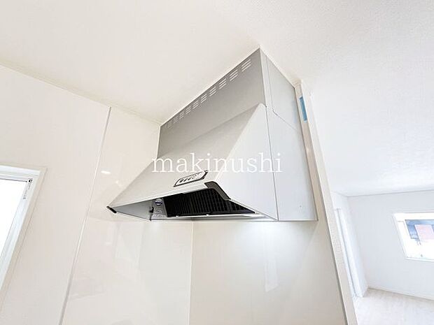 ・静かなシロッコファン搭載キッチンです。煙をしっかり集めて強力な換気。お掃除も楽で嬉しいですね。