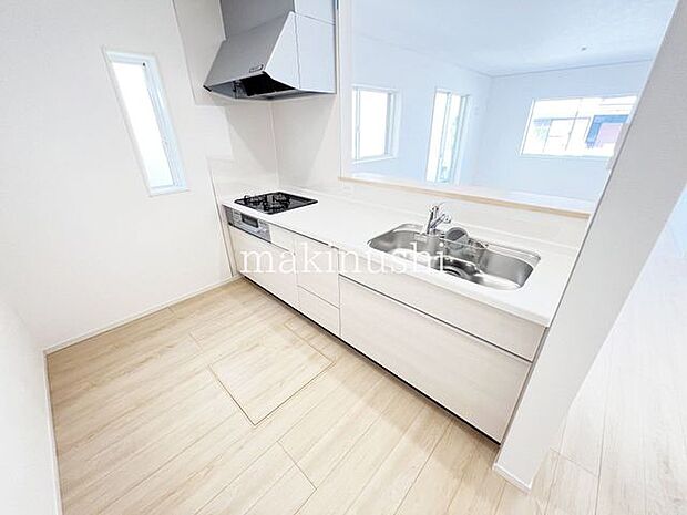 キッチンキッチンに窓があり、明るく開放的です、また換気もできてニオイや煙がこもりません。