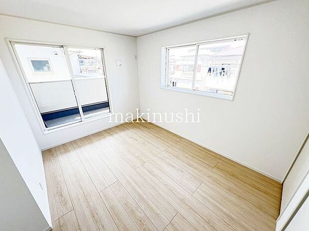 寝室2面採光の明るいお部屋、お日様の光とさわやかな風をたっぷり取り込めます。気になるお部屋の換気もしっかりできますね。