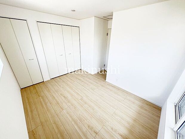 寝室クローゼット付きの洋室、お気に入りの洋服を畳まず収納できます、収納ボックスなどを配置して使えば、多様な使い方が出来、収納の幅が広がります。