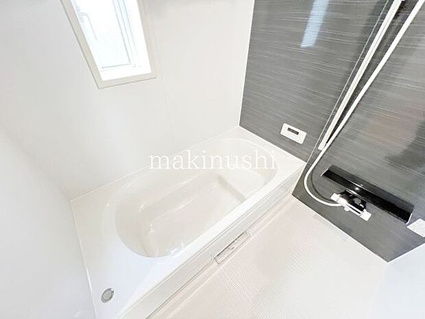 ・光が差し込む明るいバスルーム、換気ができ、カビ対策にもなりますね。