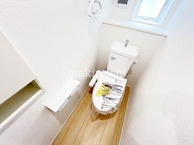 トイレスッキリしたフォルムで圧迫感を感じさせないタンクレストイレ、お掃除のしやすさもポイントです。