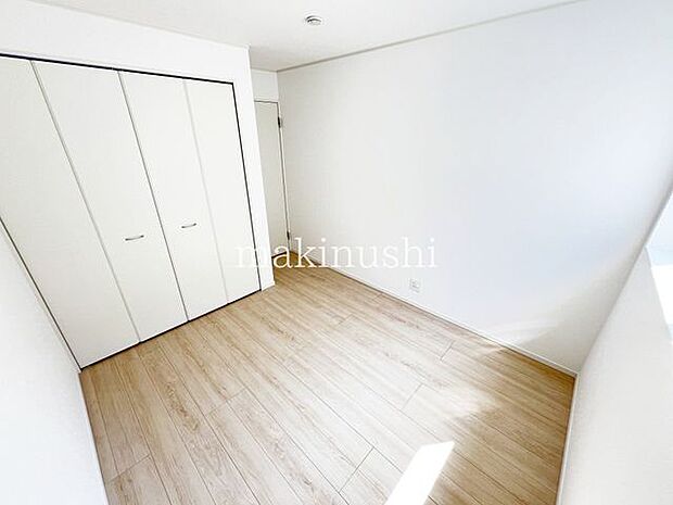 ・白いクロスがシンプルな洋室はアレンジしやすいので住まう人のセンスの見せ所です。お気に入りのインテリアで個性を演出できます。