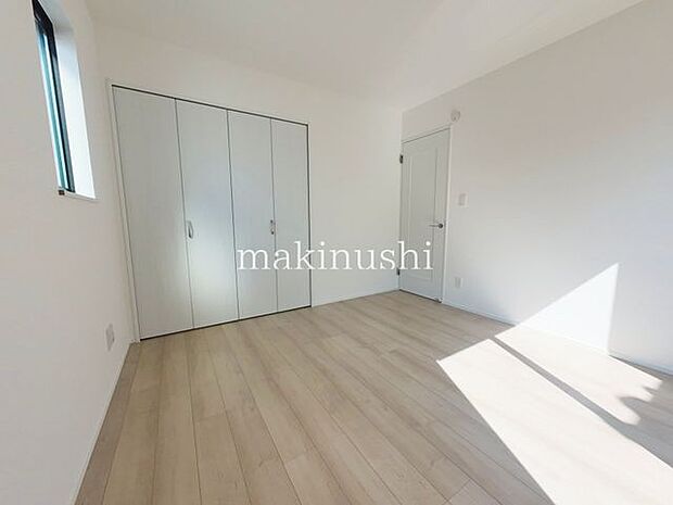 寝室両面から光を取り込むことが出来る洋室です。ご夫婦の寝室にいいかがでしょうか？