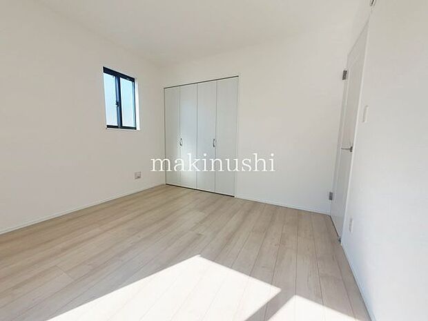 寝室クローゼット付きの洋室、お気に入りの洋服を畳まず収納できます、収納ボックスなどを配置して使えば、多様な使い方が出来、収納の幅が広がります。