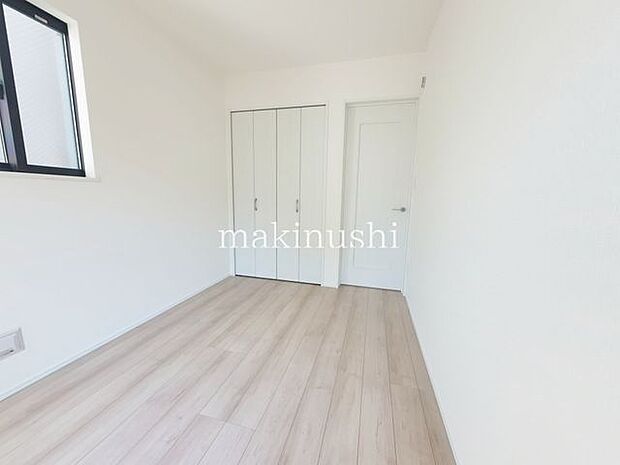 子供部屋全室フローリングなので、ちょっとした汚れはモップでサッとお掃除できます。