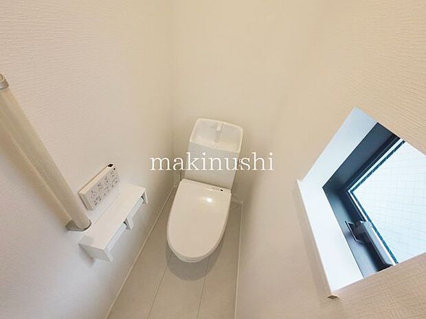 トイレトイレは1階と2階にあります、夜のおトイレも階段を上り下りしないですみますね。