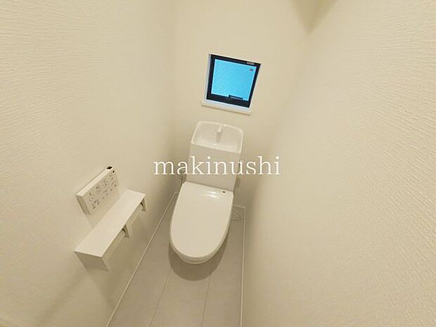 トイレ窓付きの明るいトイレ、快適な温水洗浄便座付きです。