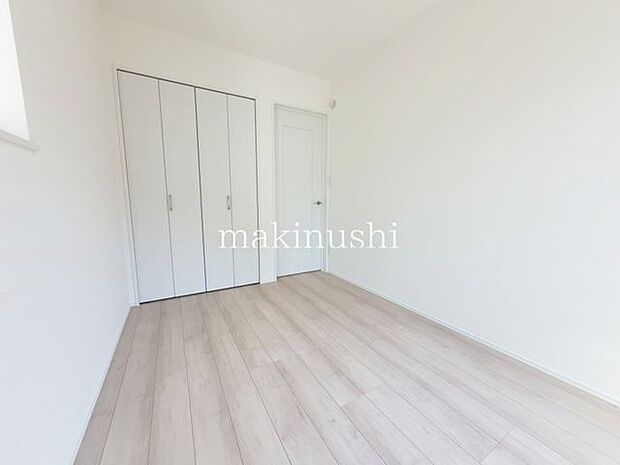 洋室ホワイト系の床色と白いクロスで室内が明るく広く感じられますね。