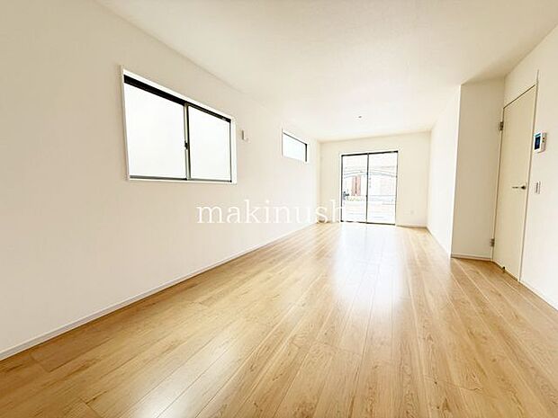 リビング陽光でリビングは陽だまりの暖かさ、爽やかな風も満喫できる心地よい空間です。