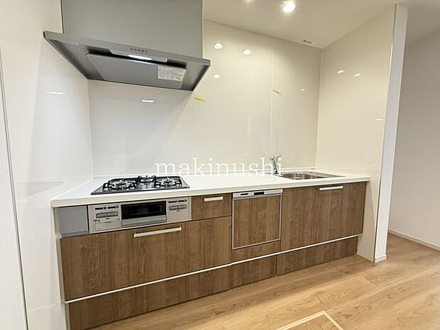 キッチンお料理しやすいシステムキッチン、フラットな天板は拭き掃除も楽にできます。