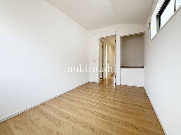 子供部屋白いクロスがシンプルな洋室はアレンジしやすいので住まう人のセンスの見せ所です。