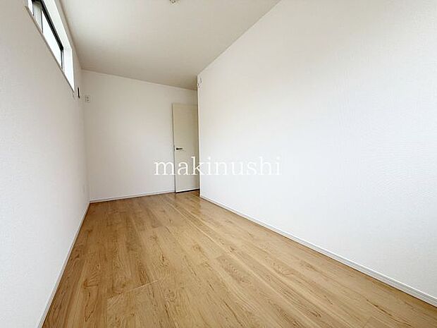 洋室木目のフローリングが暖かみのある室内。優しい色合いが心地良くくつろげる空間を創り出してくれます。