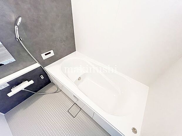 ・光が差し込む明るいバスルーム、換気ができ、カビ対策にもなりますね。