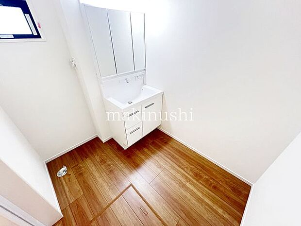 ・3面鏡の洗面化粧台、収納豊富なので歯磨きセットや洗顔料などもスッキリ収納できます。