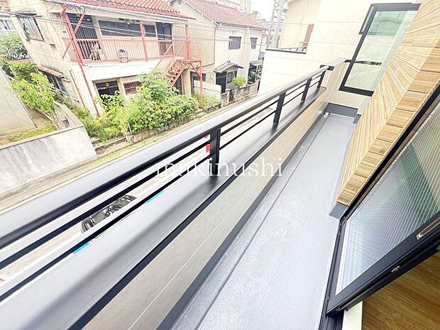 ・南側に設置されたバルコニー。心地よい陽射しや暖かな風を楽しみ、晴れた日にはたっぷりの洗濯物や布団を干せます。