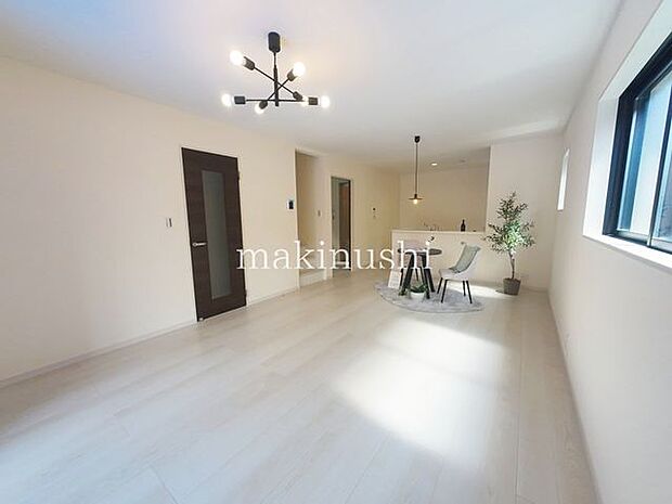 ・約18帖とゆとりのあるリビングは家具の配置も自由自在、お好みのくつろぎ空間が作れます。