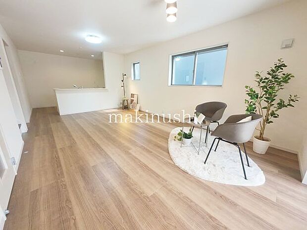 ・約18帖とゆとりのあるリビングは家具の配置も自由自在、お好みのくつろぎ空間が作れます。