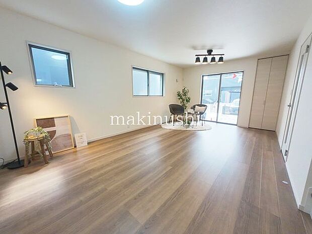 ・約18帖とゆとりのあるリビングは家具の配置も自由自在、お好みのくつろぎ空間が作れます。