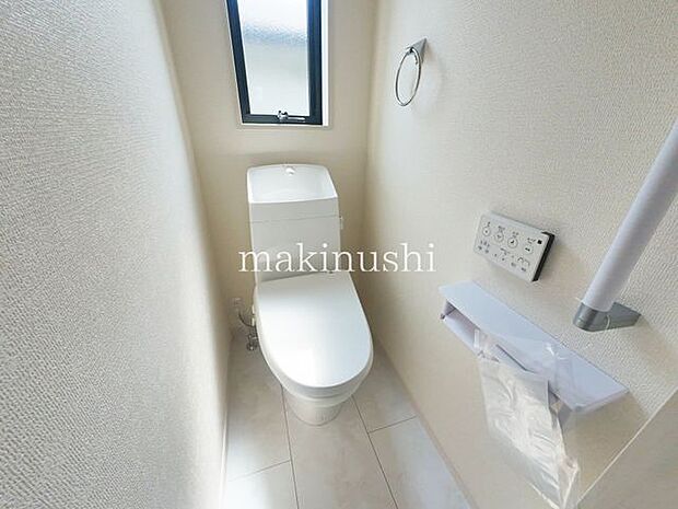 ・快適な温水洗浄便座付きのトイレです。毎日使うトイレが綺麗だと嬉しいですね。