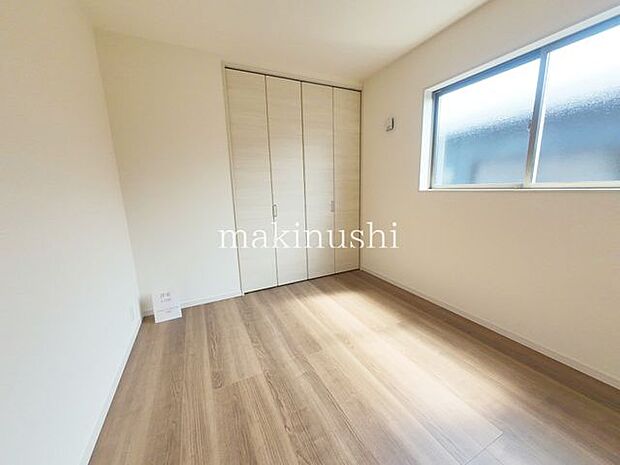 明るい洋室です。寝室にもお子様のお部屋にもご利用頂けます。