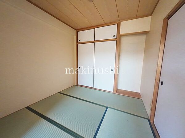 和室布団を敷けばしっかり寝室として使え、客間としてもきちんとした印象になります。また、畳のやわらかさがあるので小さなお子様の遊び場やお昼寝スペースにも安心です