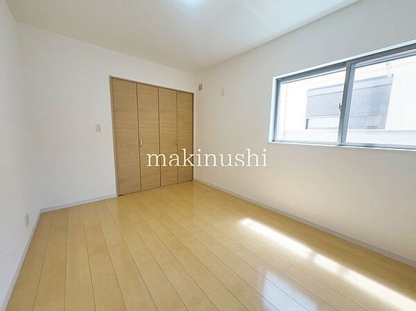 洋室白いクロスがシンプルな洋室はアレンジしやすいので住まう人のセンスの見せ所です。お気に入りのインテリアで個性を演出できます。