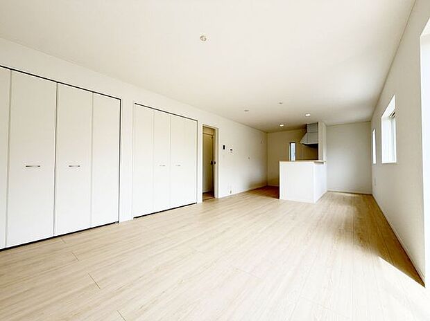 リビング窓が大きく明るいリビングです。ソファーやテレビ台が設置しやすいリビングです。対面システムキッチンなのでお料理する方とお話がしやすいです。