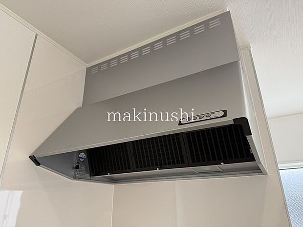 キッチン臭いや煙をしっかり集めるレンジフード付きです。