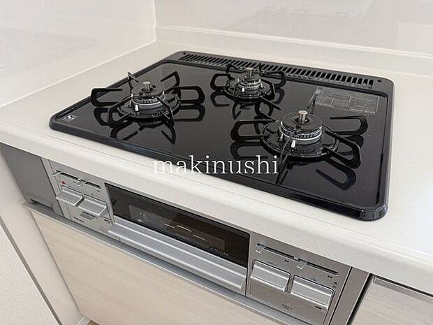 ・煮込みや炒め物等、異なる調理を同時進行できる三口コンロ。手早くお料理して時間を節約したい方に必須の設備です。