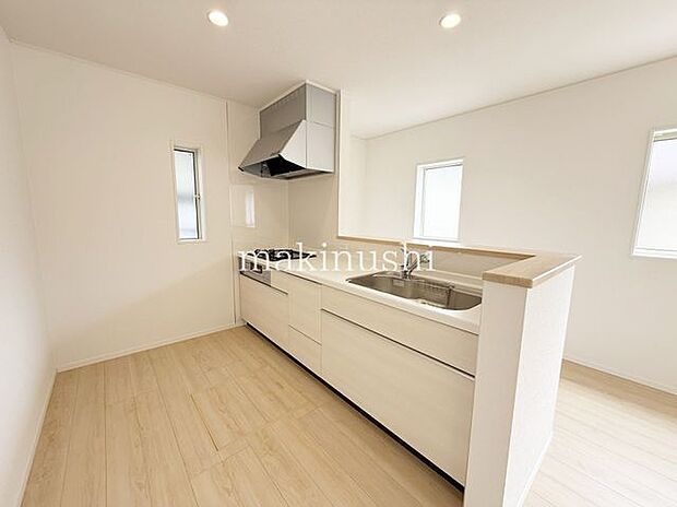 ・対面式キッチンなのでリビングにいるご家族とコミュニケーションを取りながら洗い物や、お料理が楽しめそうですね。